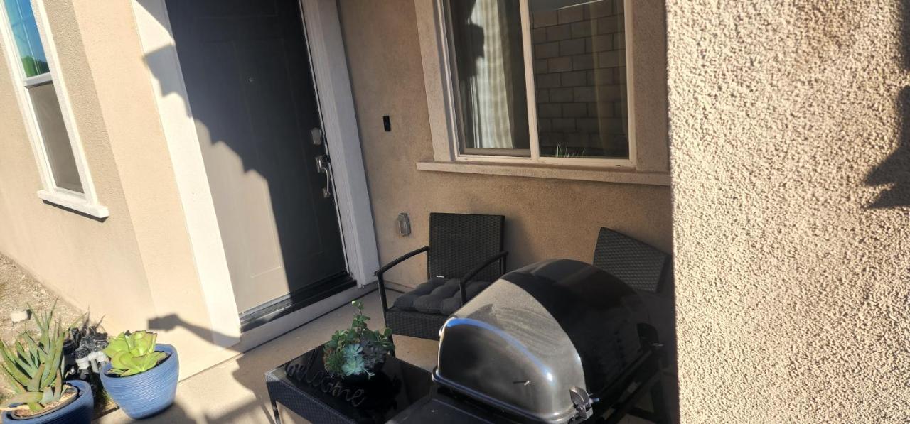 Private Lux Apartment In A New Community Fontana Exterior photo