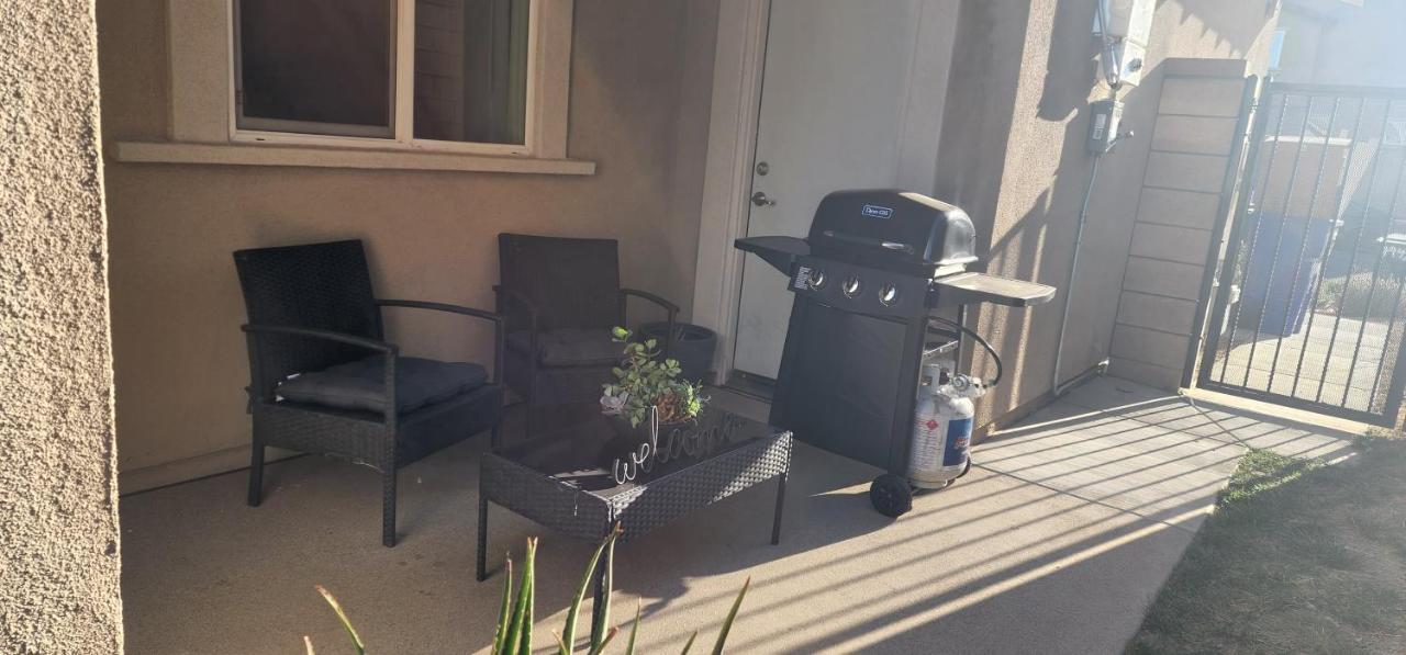 Private Lux Apartment In A New Community Fontana Exterior photo